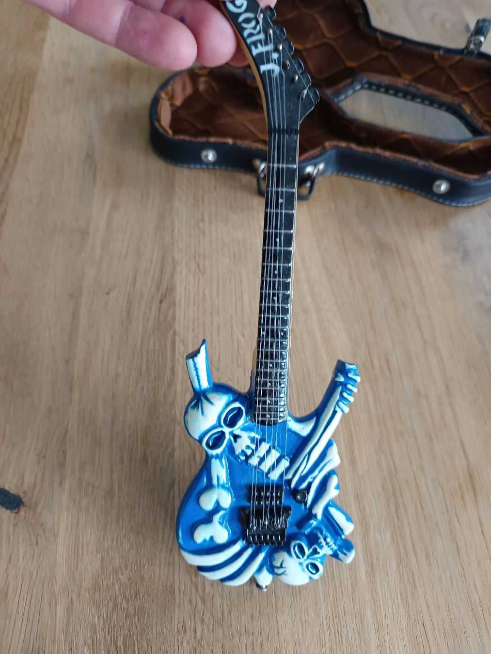Tutte le decorazioni: Guitare électrique décorative squelette - Rock & Fun – Usato da Niederbipp venduto da Djojoladouille 1