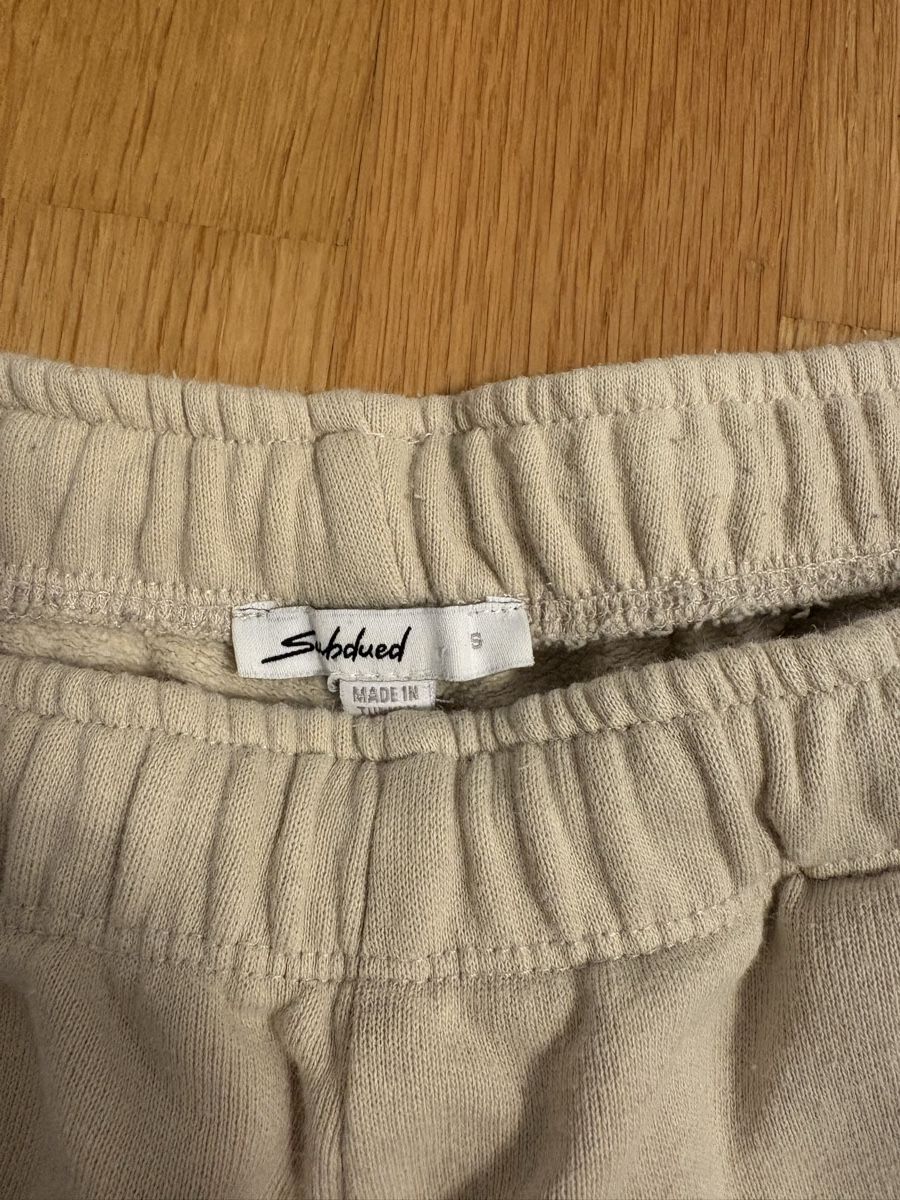 Pantalons: Subdued Trainerhose Beige – D'occasion à Luzern par Pau_22 1