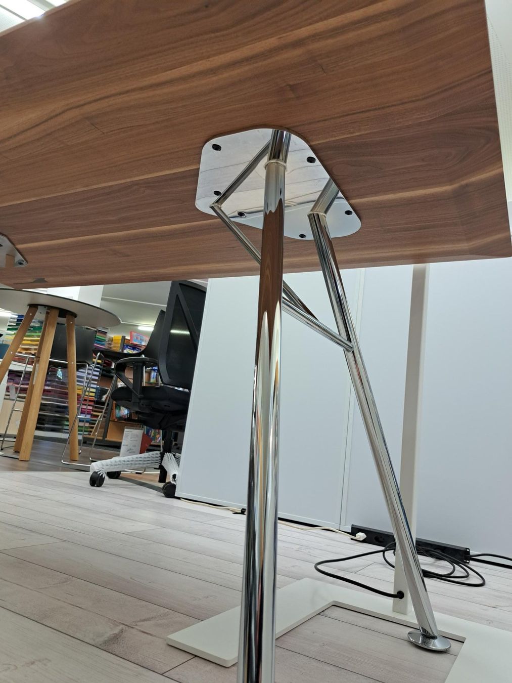 Girsberger Schreibtische: Girsberger AKIO Steel Tisch - Designtisch Nussbaum NEU – Neu (gemäss Beschreibung) aus Zofingen von BBAG4800 3