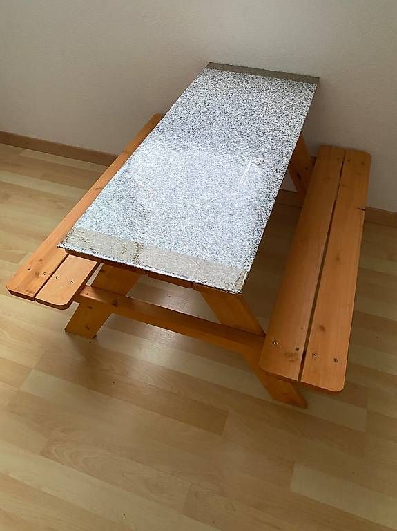 Tische: Kinder Gartentisch Holz mit Schutz-Karton – Gebraucht aus Allenwinden von guetzli20