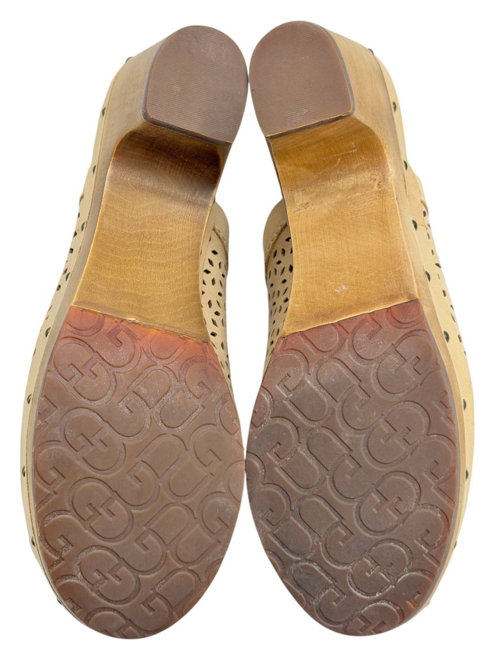 Ugg Damenschuhe: Sabots UGG beige cuir perforé. Pointure 39 – Gebraucht aus Cossonay-Ville von PatineDuTemps 9