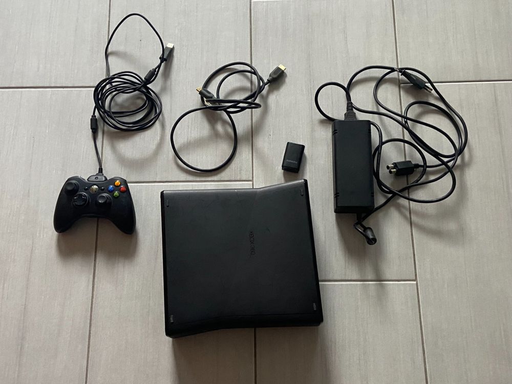Console Microsoft Xbox 360 Slim (PAL, 4 Go) Reconditionnée - Avec Manette Et Jeu Offert