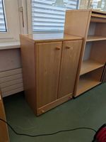 Kleiner Holzschrank mit 2 Türen und Schublade