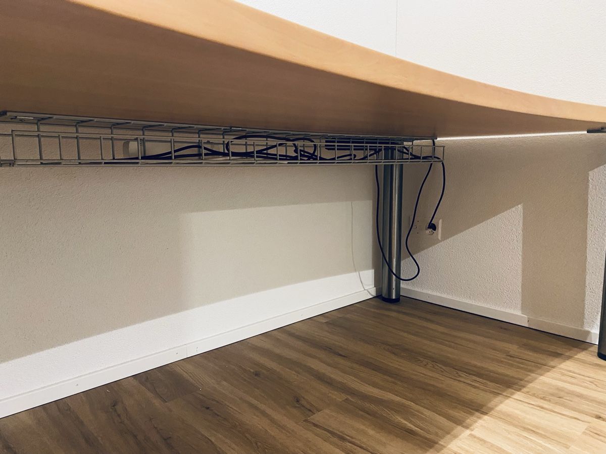 Schreibtische: Eleganter Bürotisch mit Gitterkanal – Gebraucht aus Rupperswil von thowyz 2
