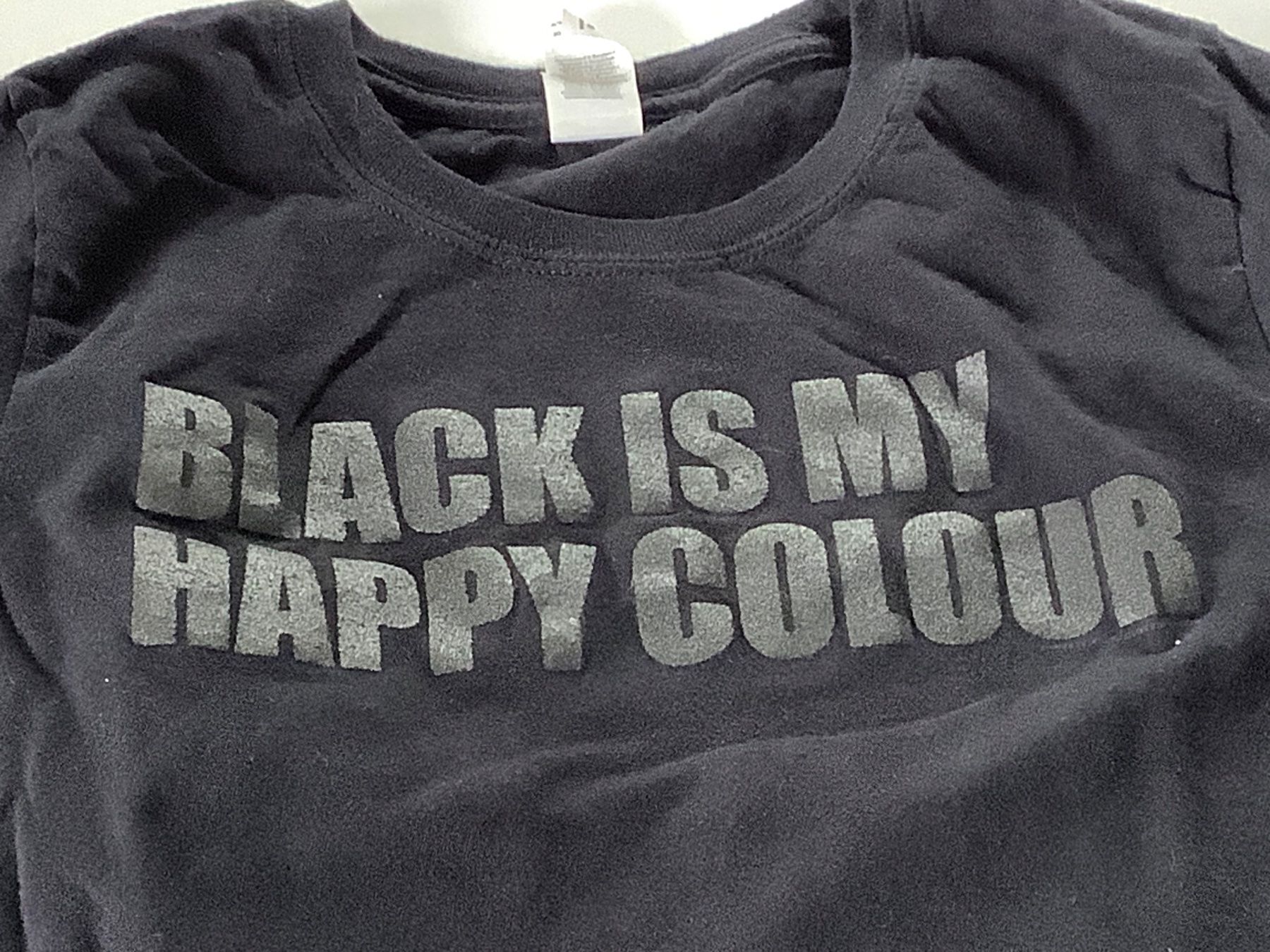 T-Shirts: Zwei T-Shirts ,BLACK IS MY HAPPY COLOUR' – Gebraucht aus Triesen von boston7 1