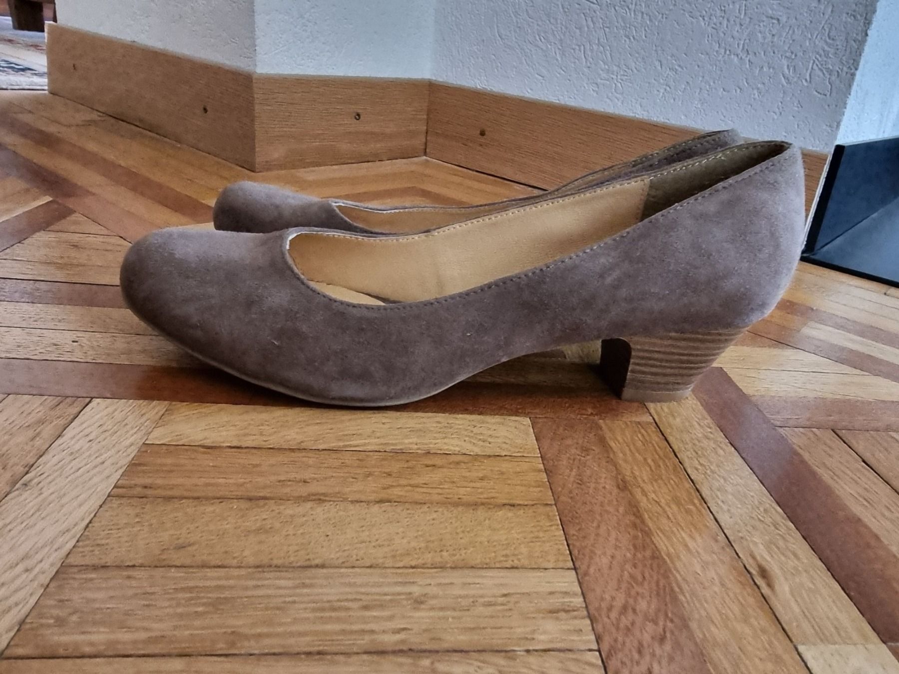 Scarpe da donna: Escarpins cuir beige/gris 39 – Usato da Veyrier venduto da Leilazizou 1