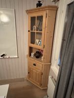 Meuble d'angle en bois massif, parfait pour l'hiver!