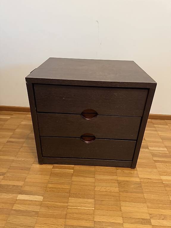 Comodini: Vendo due comodini in legno – Usato da Cureglia venduto da hus_5f6l