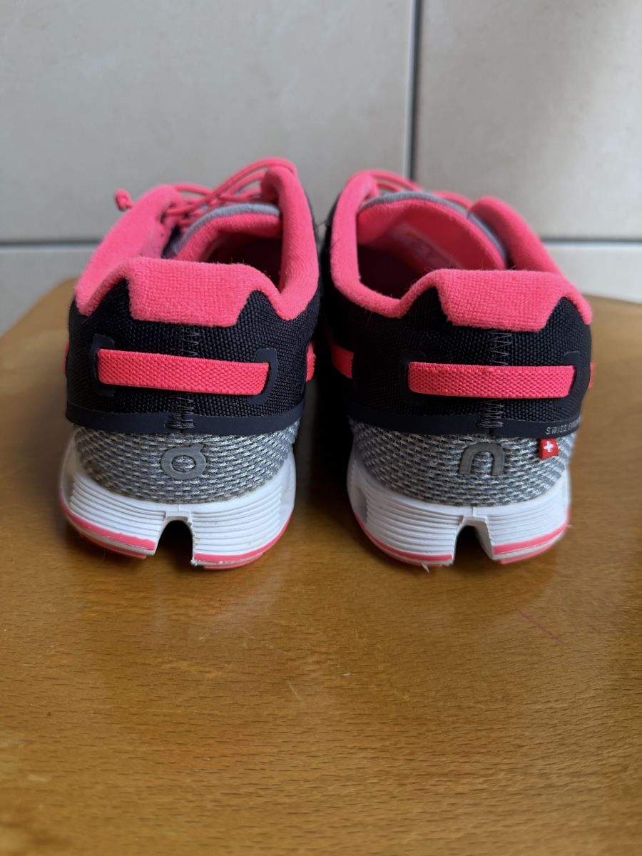 On Damenschuhe: On Cloud grau/pink – Grösse 38 – Gebraucht aus Pfäffikon ZH von J.R.1989 3
