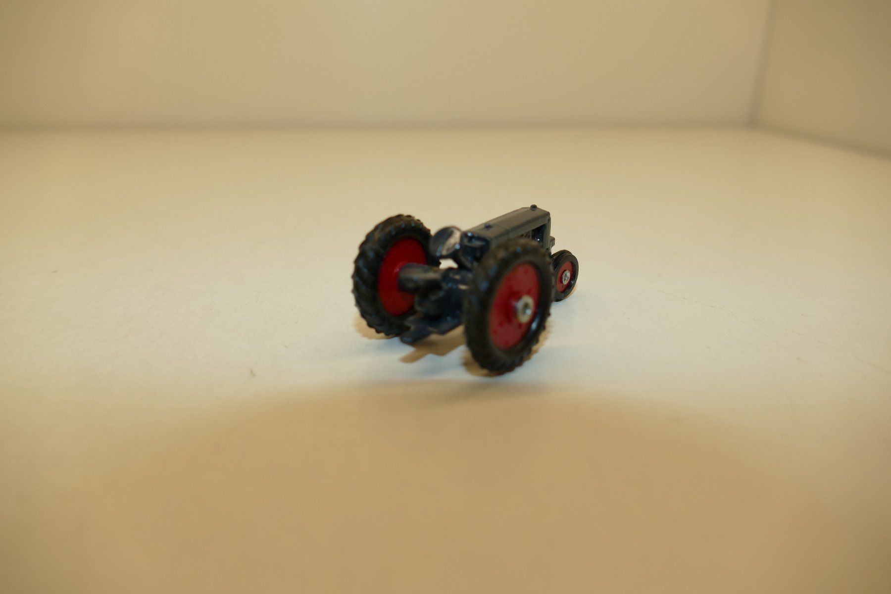Kit di modellismo & Modellini statici: ERTL Metallmodel: Traktor grau – Nuovo (secondo la descrizione) da Niederhasli venduto da rail-duerst 2