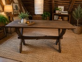 Schmaler Massivholz-Tisch im Landhausstil  