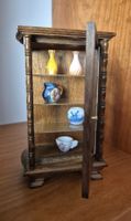 Vitrine aus Holz mit Zubehör fürs Puppenhaus