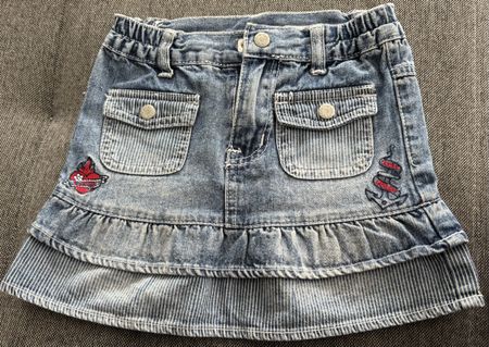 Süsser Jeansrock mit Stickereien, Grösse 104