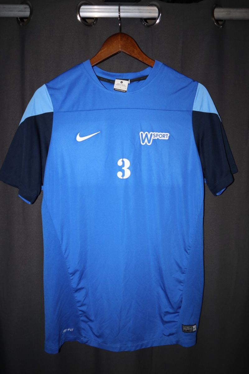 Nike Leibchen & Hosen: T-shirt entraînement Nike - taille L – Gebraucht aus Delémont von tynwa
