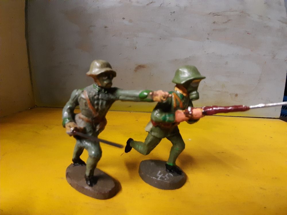 Soldats avec masque à gaz 1