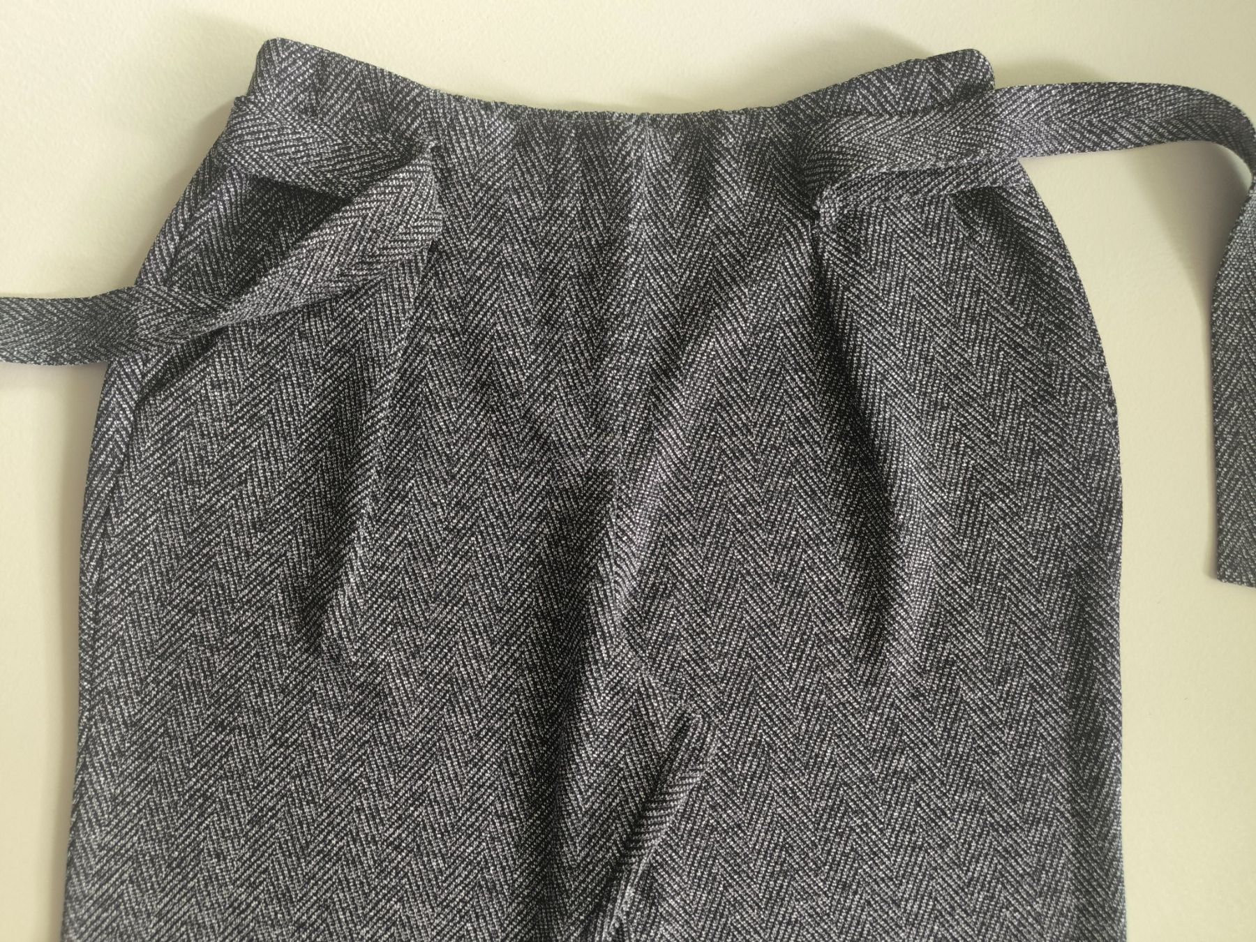Pantaloni: Graue Hose mit Fischgrätenmuster, elastischer Bund, Größe 40 – Usato da Wallisellen venduto da C_DM 3
