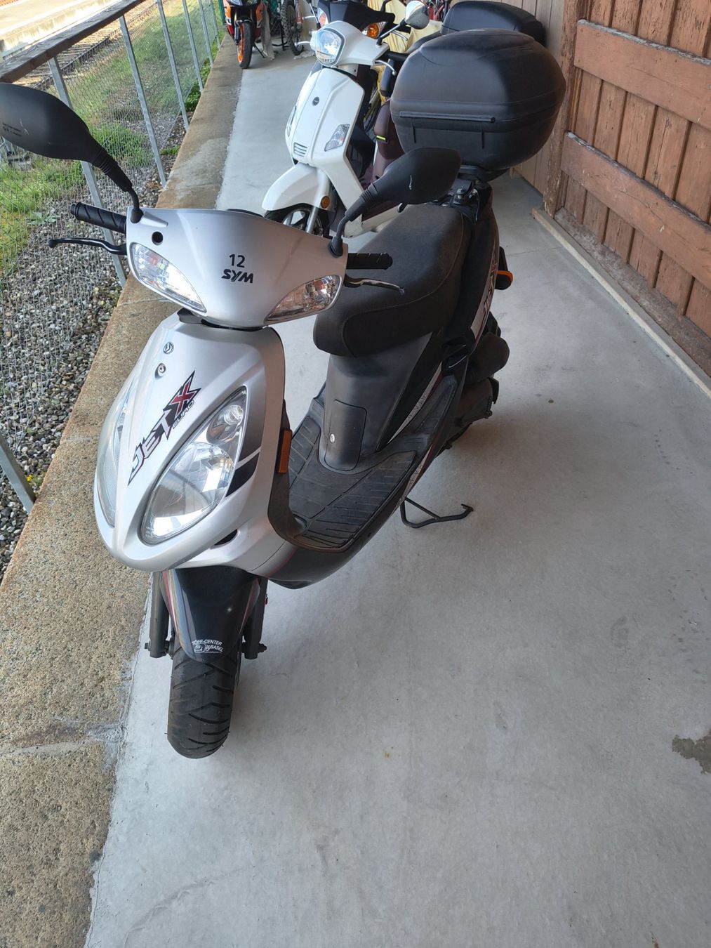 Sym Scooter: Motorroller SYM Jet X 50 silber schwarz mit Topcase – Difettoso da Laufen venduto da Dreier_Motos_AG