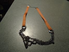 Kette oranges Band, verschiedene schwarze Ketten