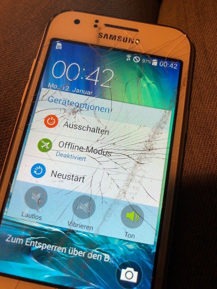 Samsung Handys / Smartphones: Samsung Galaxy J1 von 2015 defekt – Defekt aus Hinterkappelen von atomschnee 9