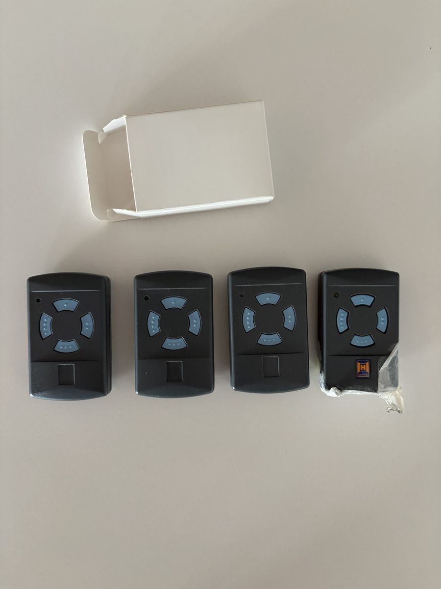 Télécommandes: Handsender 4 Stk. gebrauchter Zustand – D'occasion à Ried-Brig par Beschastnykh