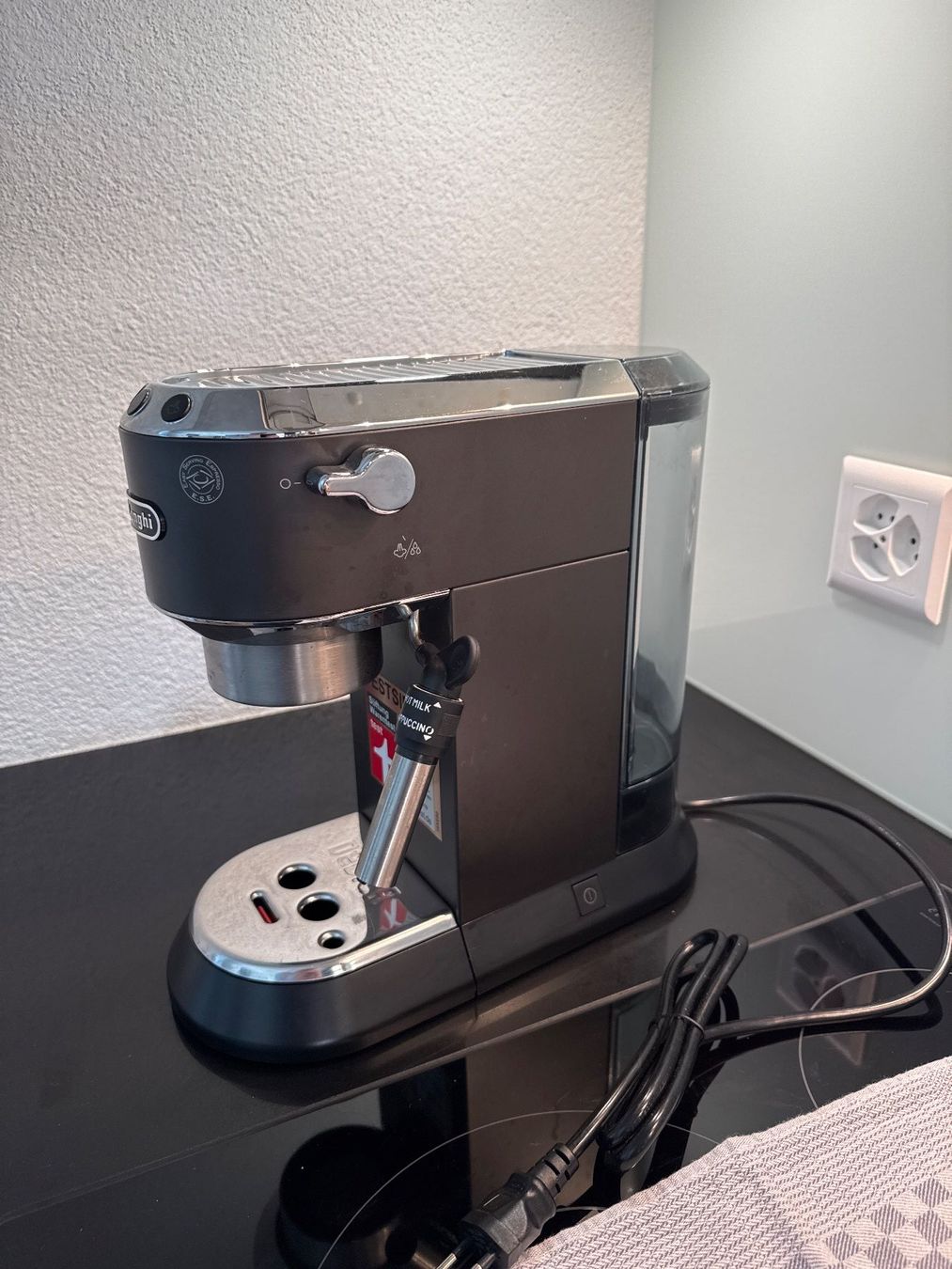 De'Longhi Macchine per caffè & Macchine per espresso: DeLonghi Dedica Espressomaschine schwarz gebraucht – Usato da Thun venduto da Chris3600 1