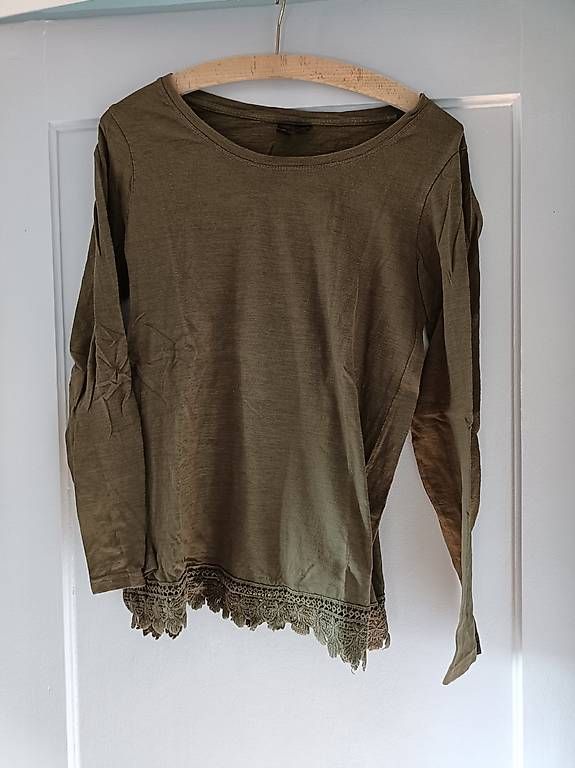 T-shirts: Langarmshirt Olive Gr. 36/38 – D'occasion à Sissach par jgt_6k76