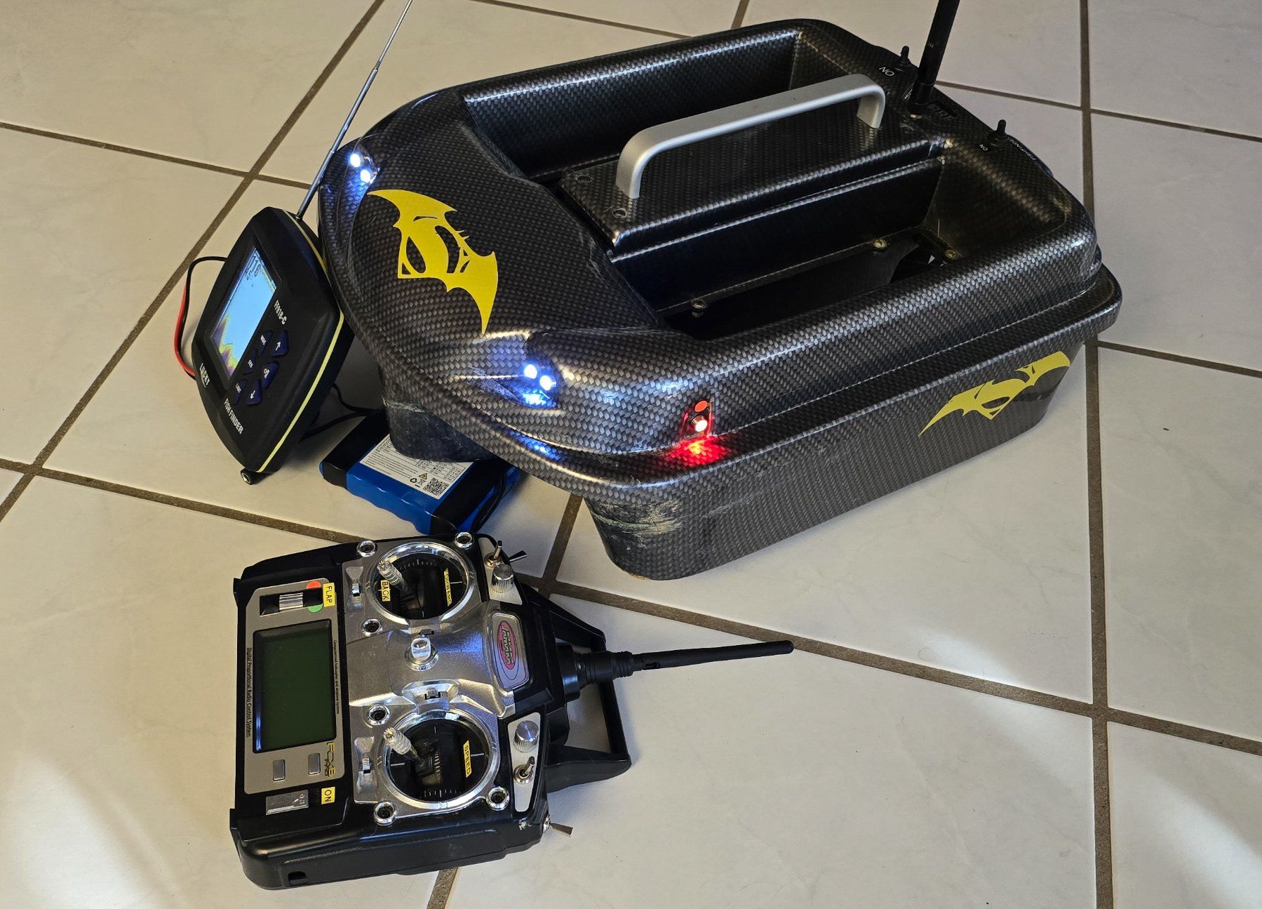 Modellismo RC: Carp Madness Phantom Futterboot mit Echolot – Usato da Rothrist venduto da kuefi36 1