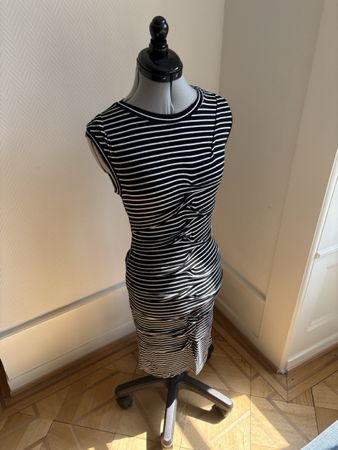 Robe rayée noire et blanche taille S bon état