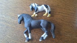 1 Schleich Pferd (Hengst), 1 Fohlen (Hersteller unbekannt)