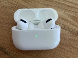 Apple AirPods Pro 1 (Case guter Zustand; Noise Canc. defekt)