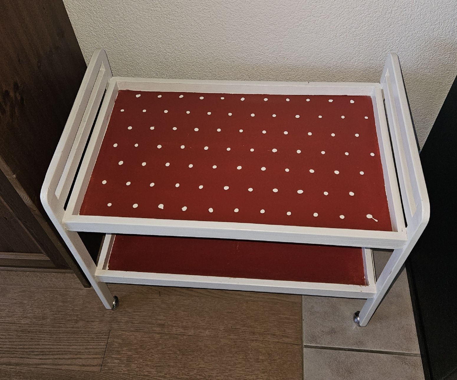 Holzartikel: Serviecewagen,Holz rot/weiss bemalt – Gebraucht aus Menziken von the_zw6x 1