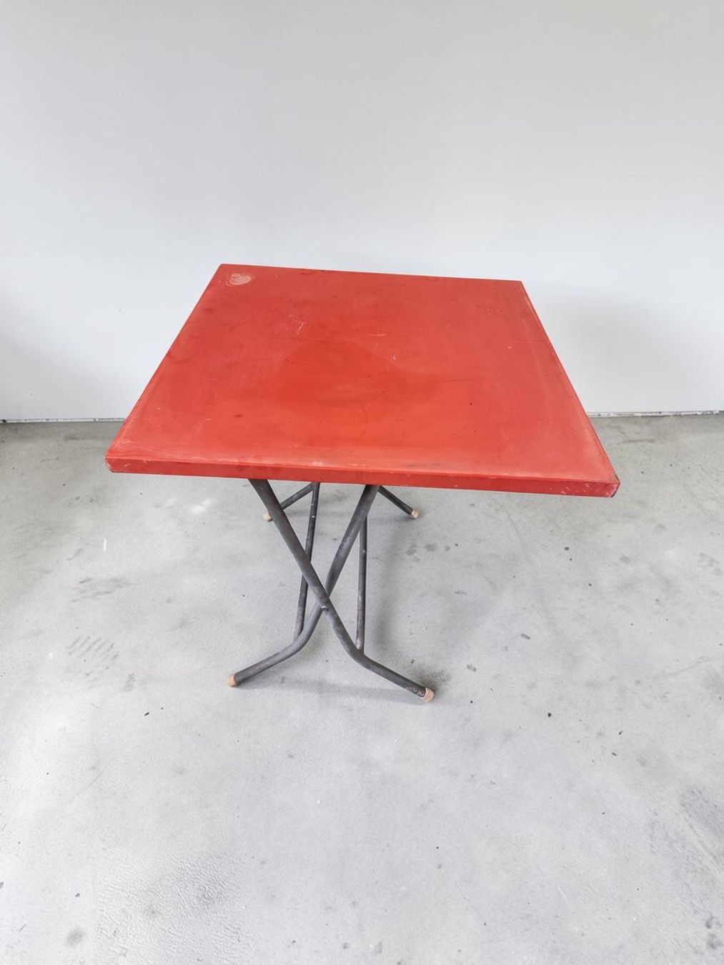 Tables: Tisch rot Metall klappbar gebraucht – D'occasion à Zürich par Pinogaudio 7