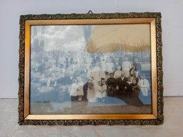 Altes Foto mit Relief Rahmen Hochzeitsgesellschaft um 1900