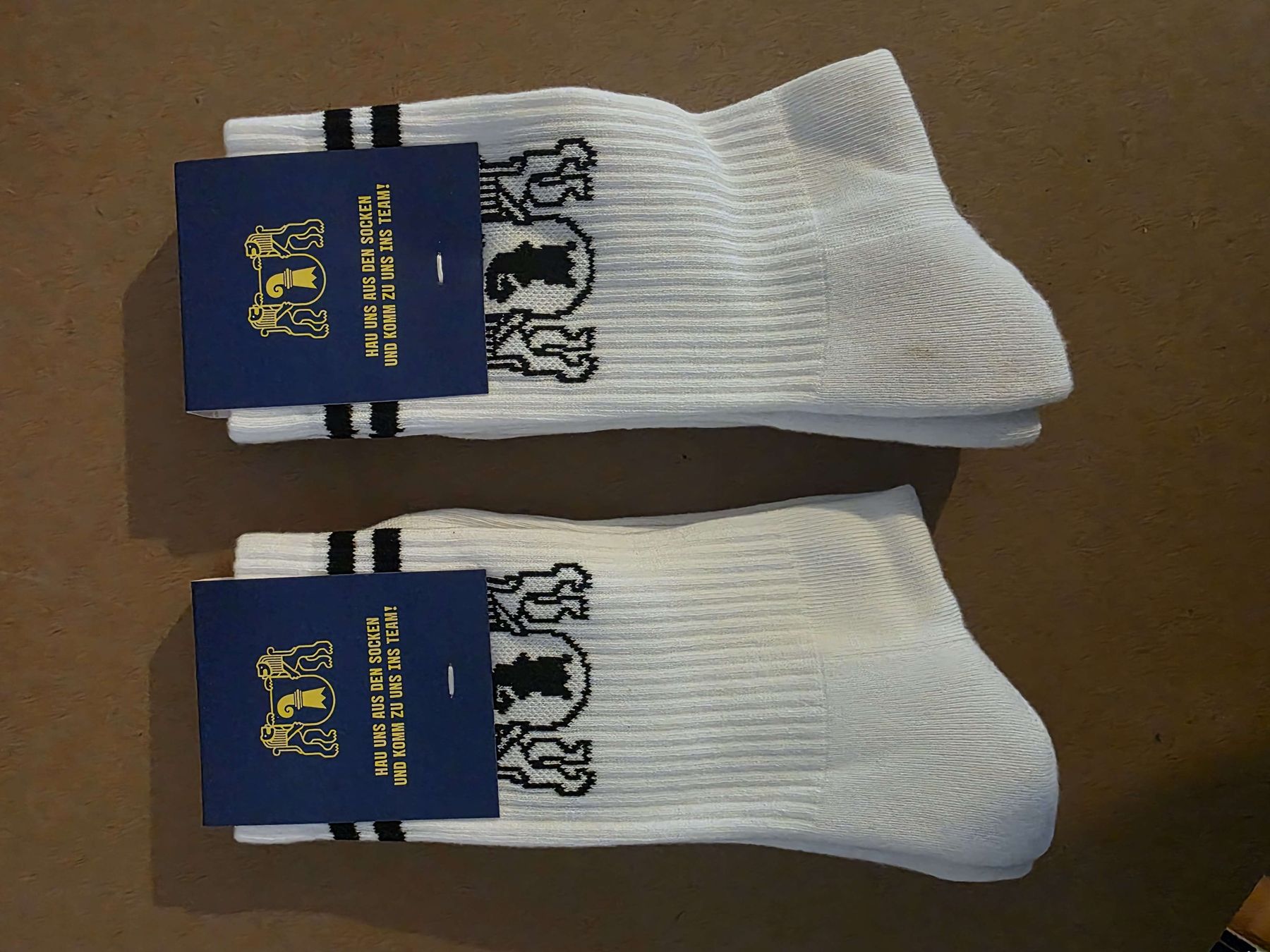 Calze: Neue Socken mit Aufdruck der Polizei Basel  – Nuovo e nell'imballaggio originale da Riniken venduto da Strikeone