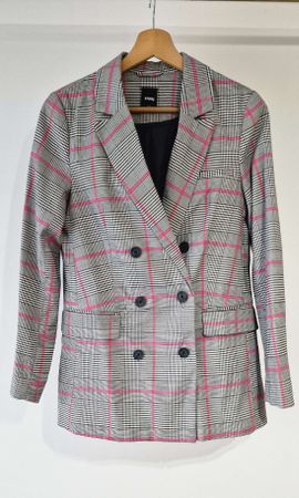 Stylischer karierter Blazer von Sinsay, Grösse 36