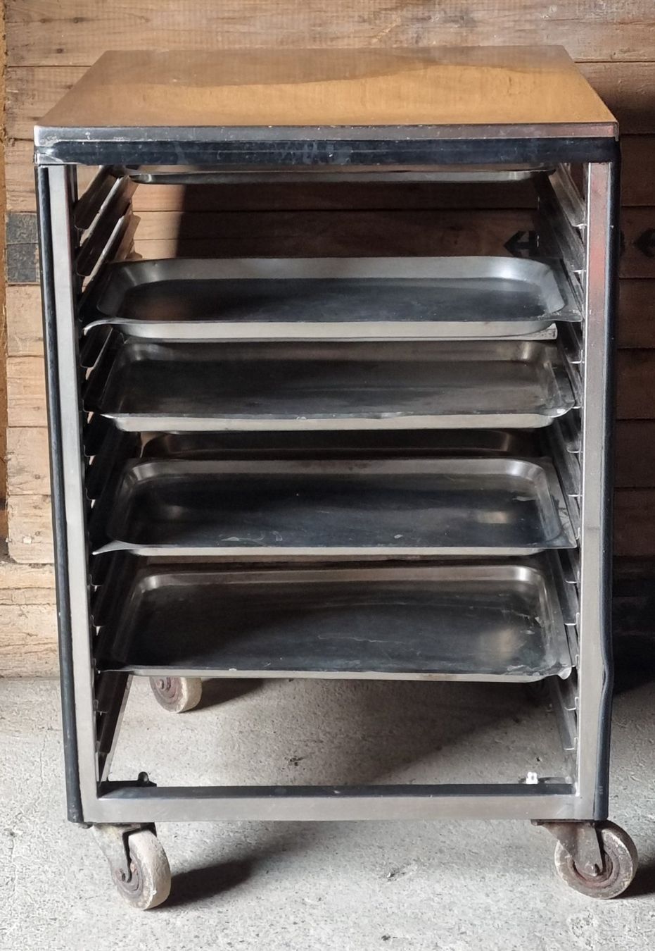 Cucine complete: Servierwagen Rollwagen aus Edelstahl mit Blechen Tabletts – Usato da Bern venduto da ros_v7ry 1