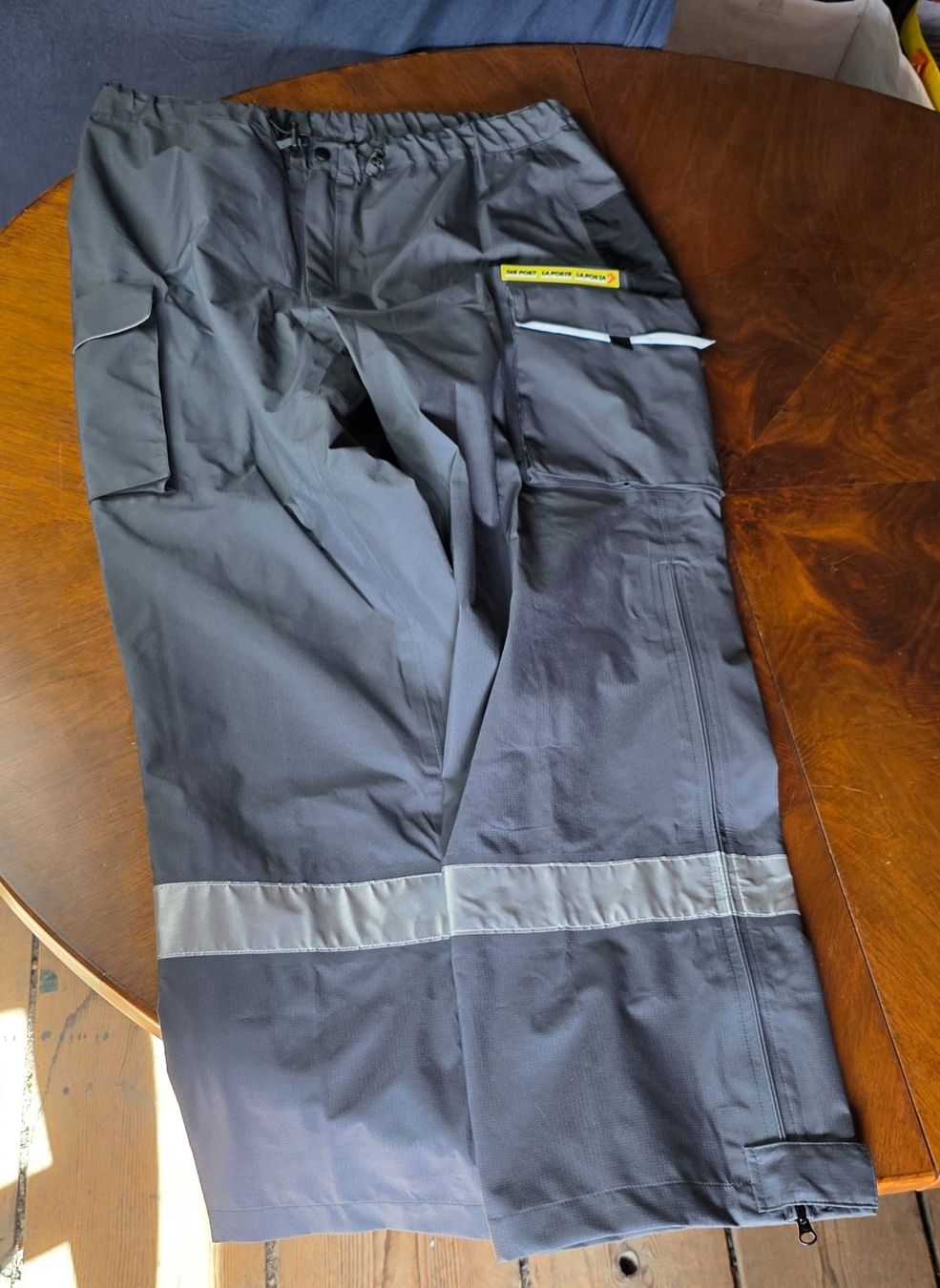 Pantaloni: Die Post / La Poste / La Posta Regenhose – Gr. M - L – Usato da Umiken venduto da Mr0o0ME