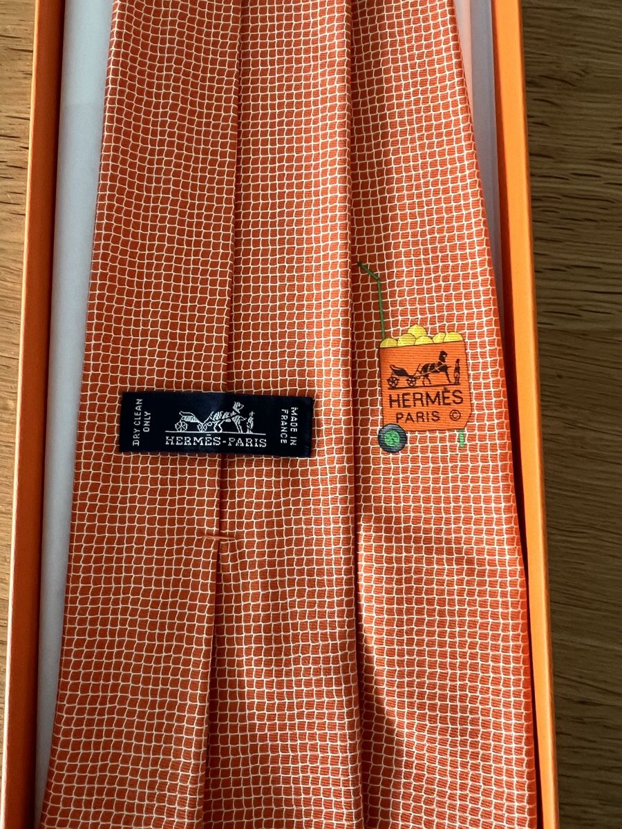 Hermès Krawatten: Hermès Krawatte Seide orange mit Muster im Originalkarton – Gebraucht aus Winterthur von O2cando2 2