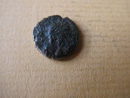 uralte   Bronzemünze    12 mm  1.20 g