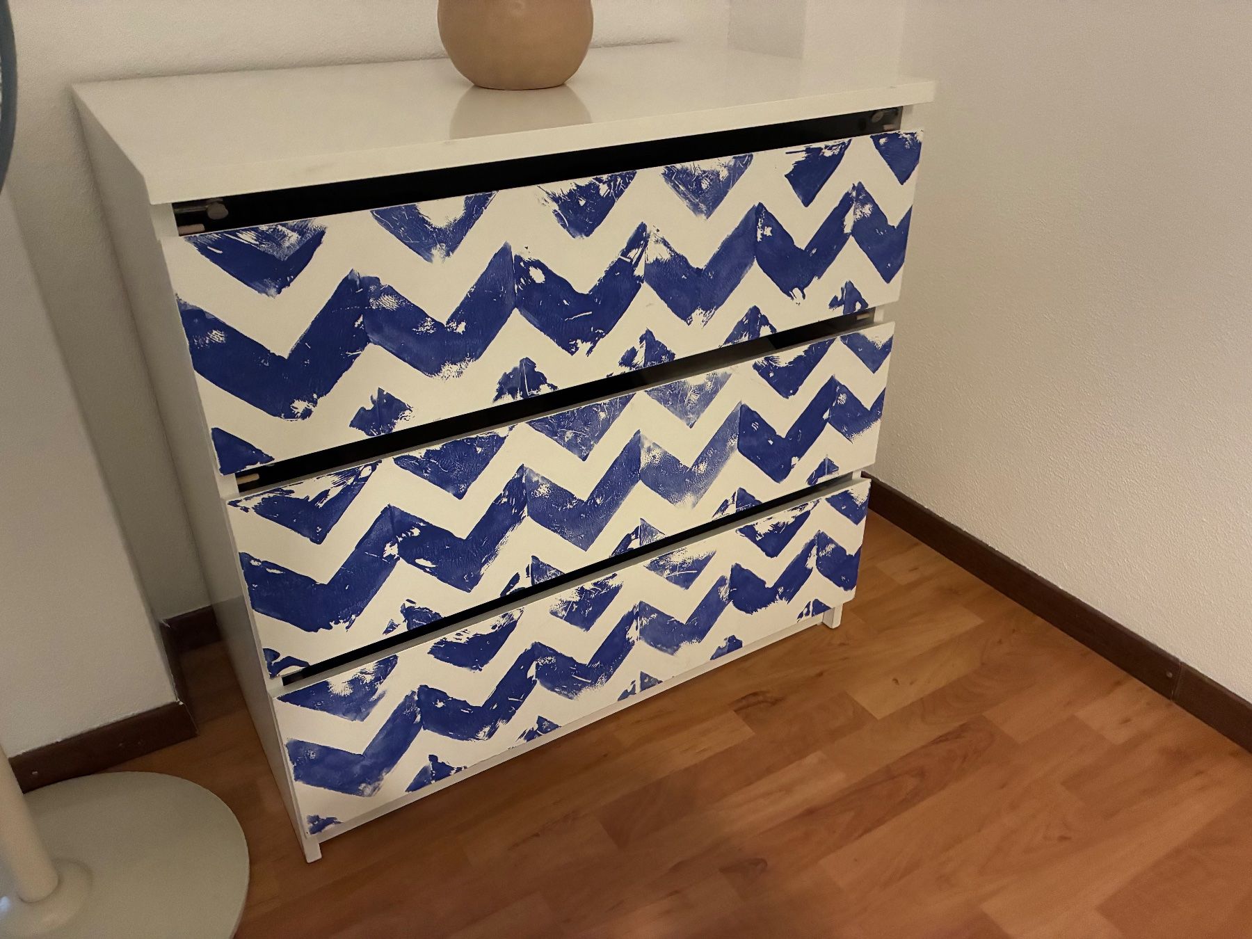 Ikea Cassettiere: IKEA MALM Kommode mit 3 Schubladen - blau bemalt – Usato da Zürich venduto da el_nota 1