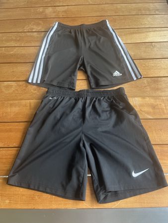 2 kurze Kinderhosen Adidas& Nike schwarz Grösse 158