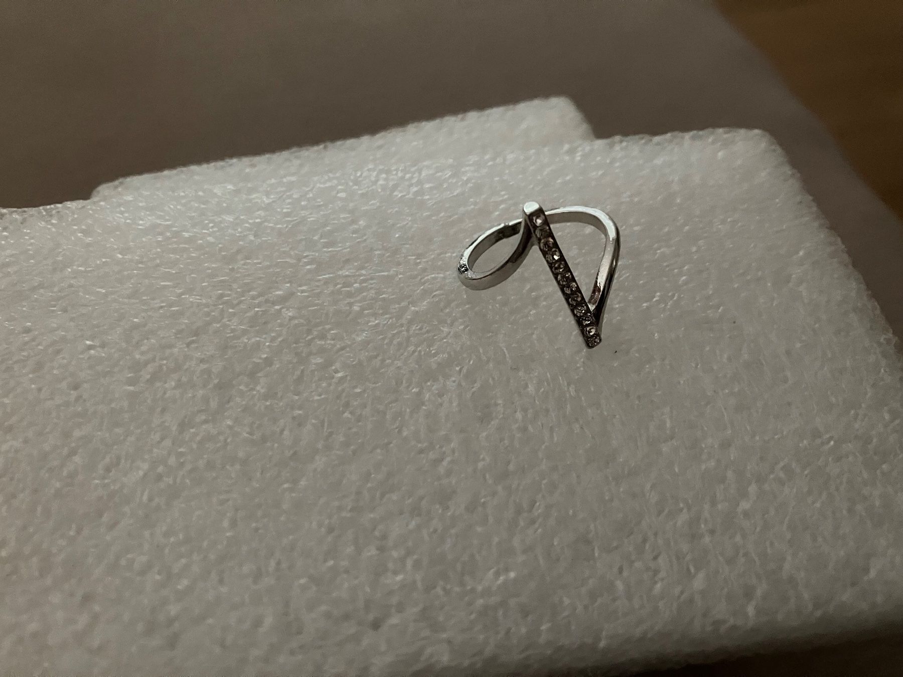 Ringe: Eleganter, modischer Ring, silberfarben mit synth. Steinchen – Neu (gemäss Beschreibung) aus Affoltern am Albis von Dlotti 5