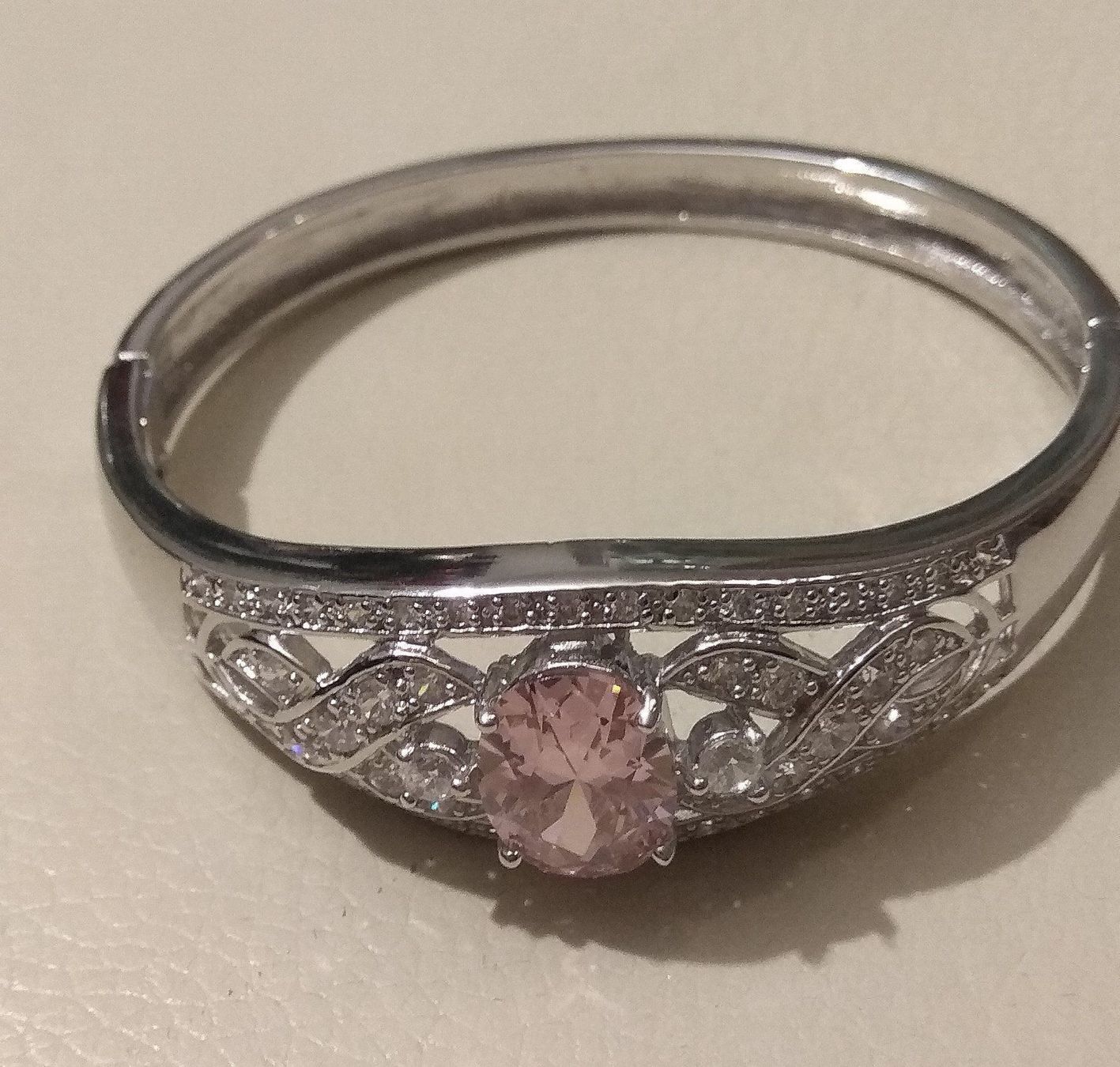 Bracciali & Braccialetti: Traumhafter Armreif mit rosa Stein und  Strass – Nuovo e nell'imballaggio originale da Münchenbuchsee venduto da Daniel0133 3
