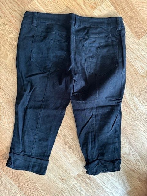 Pantaloni: Damen Hose 3/4 Benetton Gr.34 – Usato da Wabern venduto da MagdalenaWabern 2