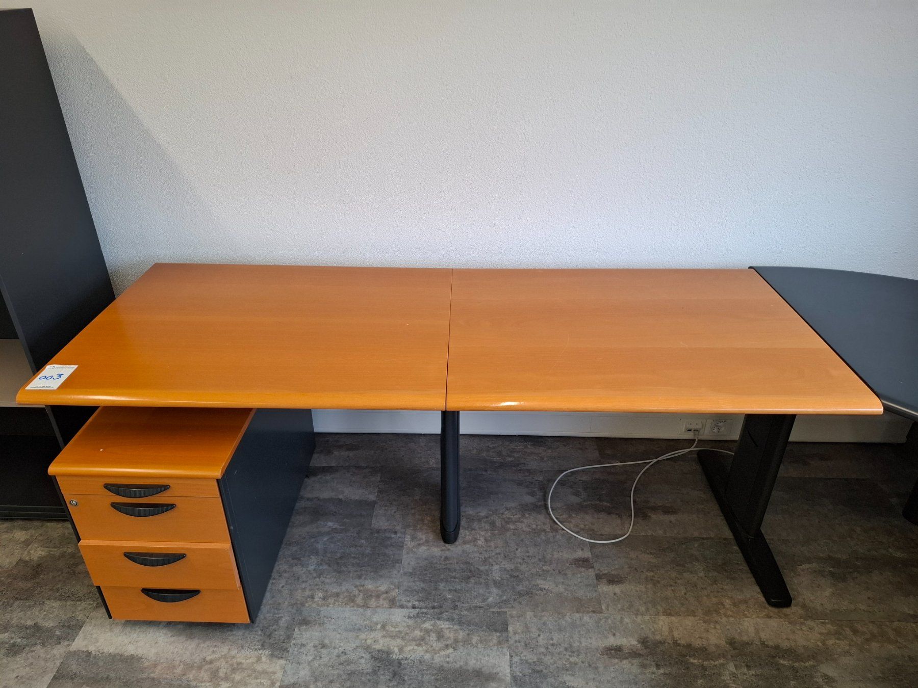 Scrivanie: 003 Eckbürotisch mit 2 Korpusse mit Bürostuhl – Usato da Derendingen venduto da Meisterstuecke 1