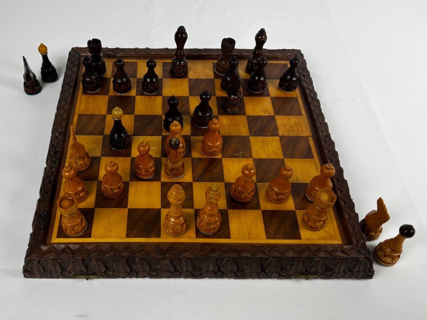 Spiele: Handgeschnitztes Holz Schachspiel – Gebraucht aus Wettingen von Wendemarket 1