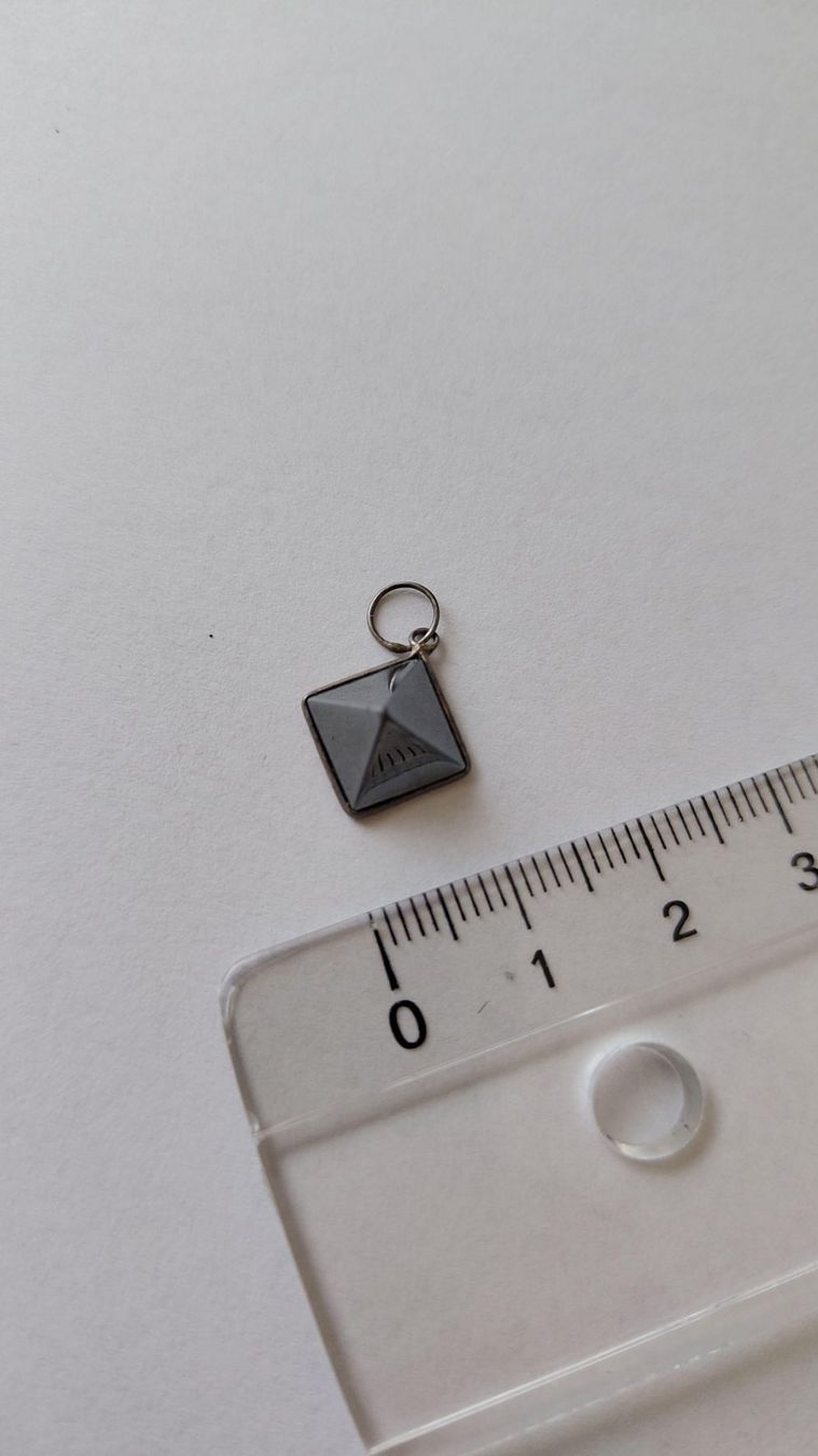 Pendentifs: Hämatit Pyramide, Kettenanhänger – Neuf avec emballage d'origine à Ballwil par bom_ar