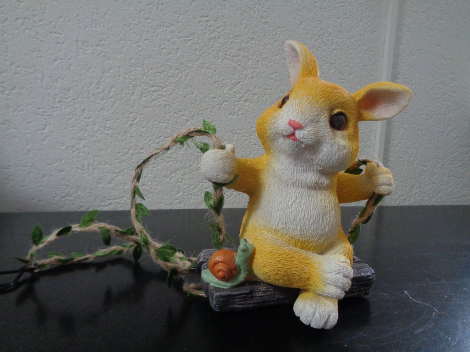 Statuette: Hase auf Schaukel (16.5 cm) – Nuovo e nell'imballaggio originale da Langenbruck venduto da Gumsi 1