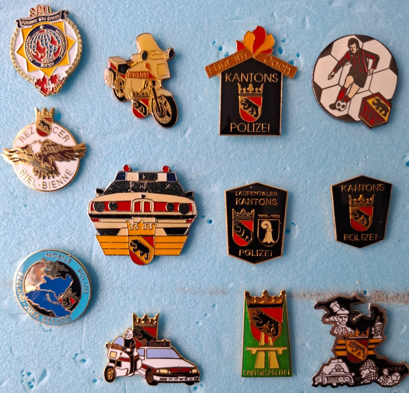 Placchette & Badge: 12 Pins der Kanonspolizei Bern – Usato da Grenchen venduto da Schlussliecht
