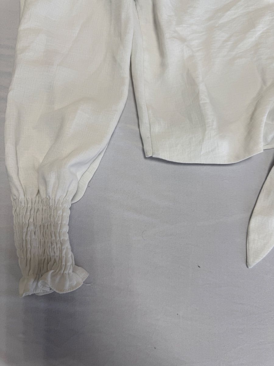 Blusen: WEISSE WICKELBLUSE MIT BINDEBAND – Gebraucht aus Winterthur von fij_f65r 1
